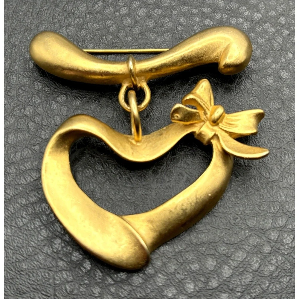 Vintage Dinah Hoyt Taylor DHT Matte Gold Tone Heart Dangle Drop Bow Brooch Pin